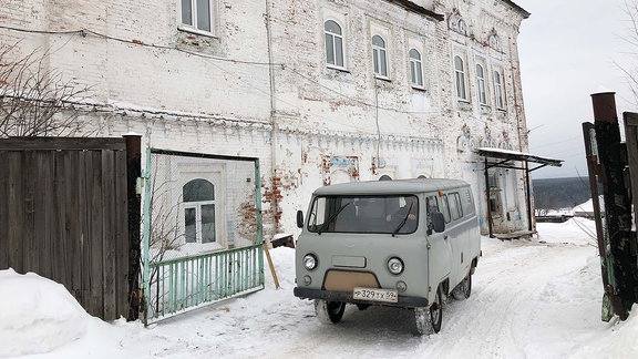 Blick in die verschneite Kleinstadt Tscherdyn in der russischen Region Perm.