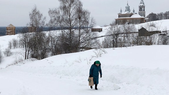Blick in die verschneite Kleinstadt Tscherdyn in der russischen Region Perm.