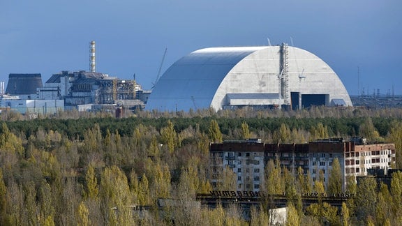 Tschernobyl: gigantische Schutzhülle aus Stahl über dem Unglücksreaktor 
