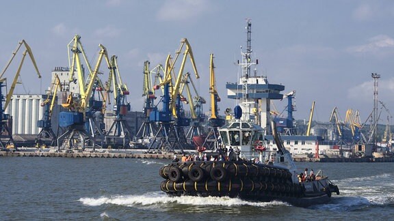 Ein Schiff im Seehafen von Mariupol