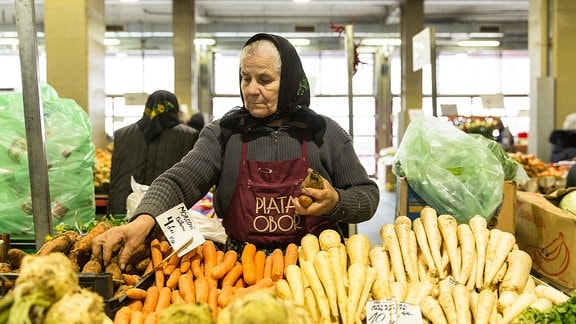 Bäuerin auf dem Gemüsemarkt in der rumänischen Hauptstadt Bukarest