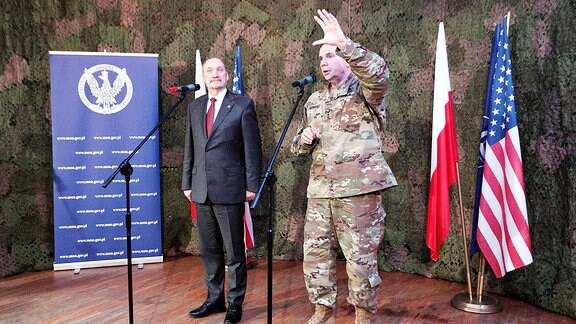 Der polnische Verteidigungsminister Antoni Macierewicz (L) und der Kommandeur der US-Armee in Europa, General Frederick Hodges (R), halten nach ihrem Treffen in der 11. Lubuska-Panzerkavallerie-Division in Zagan, Westpolen, eine Pressekonferenz ab.