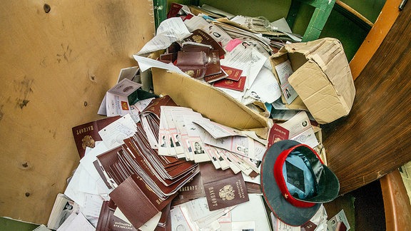 Hunderte Pässe liegen auf einem Haufen in einem verlassenen Polizei-Revier in Moskau.