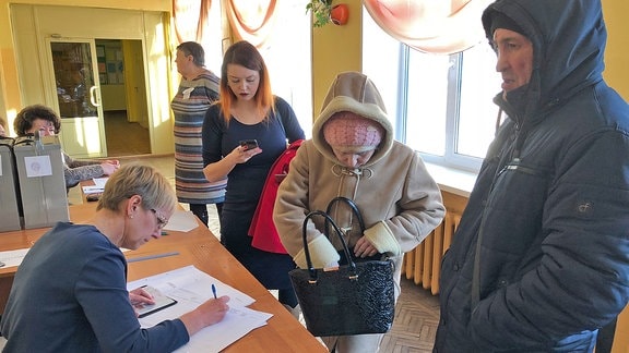 Wähler bei der Registrierung