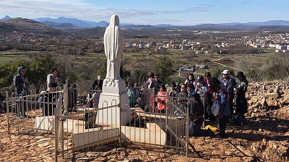 Tausende von Pilger erklimmen jedes Jahr den sogenannten Erscheinungsberg und beten an den Orten, an denen Maria den Sehern begegnet sein soll.