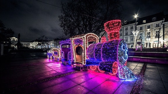 Lokomotive mit weihnachtlichter Beleuchtung.