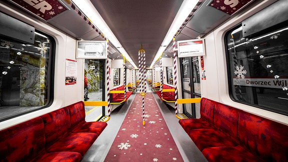 Festlich geschmückte Metrozüge in Warschau