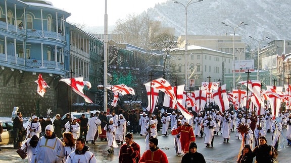 Traditionelle Prozession der christlich orthodoxen Kirche während der Feierlichkeiten zum Weihnachtsfest in Tiflis, Georgien