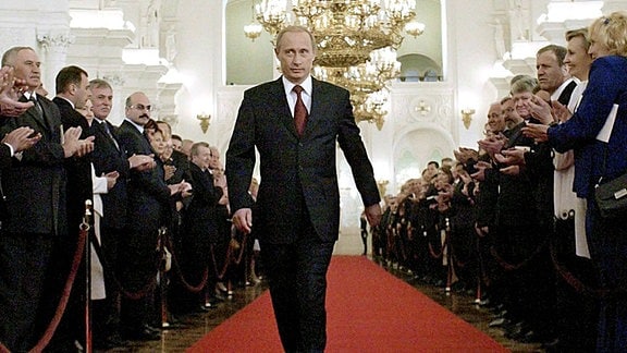 Der russische Präsident Wladimir Putin geht bei seiner zweiten Amtseinführung durch die St. Georgs-Halle im Moskauer Kreml. 2004