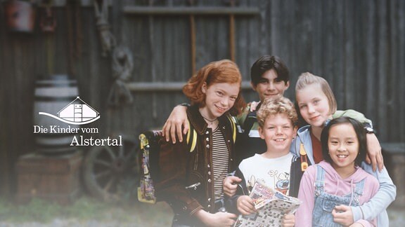 Die Kinder vom Alstertal stehen vor einer alten Scheune