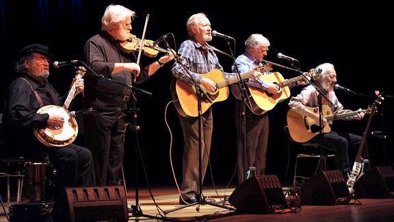 The Dubliners, Band aus Irland, l-r: Barney MacKenna , John Sheahan , Sean Cannon , Paddy Reilly und Eamonn Campbell während eines Konzertes 