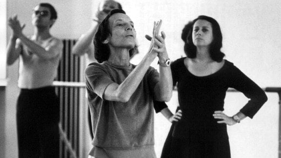 Die Ausdruckstänzerin und Tanzpädagogin Gret Palucca unterrichtet in ihrer Schule in Dresden (undatiert).