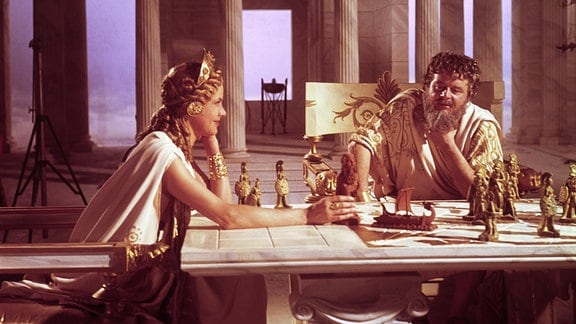 Zeus (Niall MacGinnis) und Hera (Honor Blackman) im Olymp.