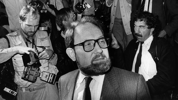 Der ehemalige "Stern" Reporter Gerd Heidemann kurz vor der Urteilsverkündung am 08.07.1985 im Landgericht Hamburg. Er wurde wegen schweren Betrugs im Fall der gefälschten Hitler-Tagebücher zu vier Jahren und acht Monaten Freiheitsstrafe verurtei