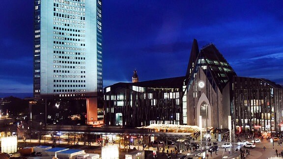 Im Abendlicht ist auf dem Augustusplatz in Leipzig (Sachsen) ist die Universität (r) und das Cityhochhaus (l) zu sehen. 