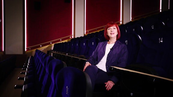 Petra Klemann (Geschäftsführerin Passagekinos Leipzig) sitzt in Ihrem Kino und wird interviewed