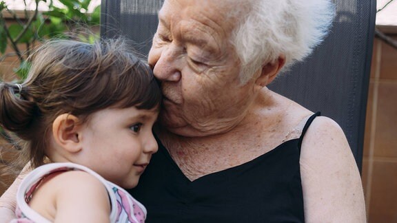 Großmutter küsst Enkelkind