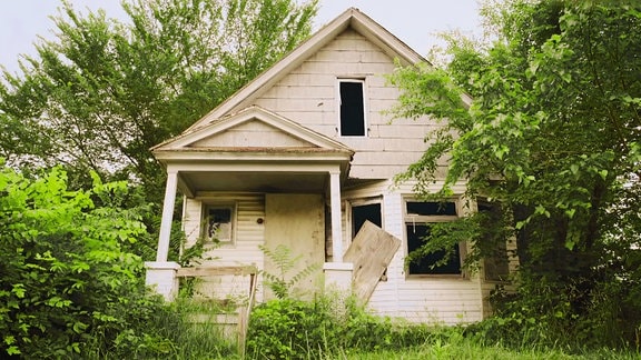 Ein altes Haus verfällt in einem Detroiter Vorort