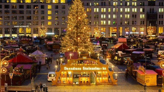 Beleuchtungsprobe auf dem fertig aufgebauten Dresdner Striezelmarkt
