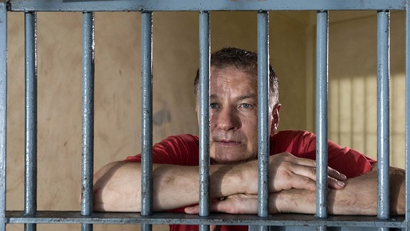 Roland Heilmann (Thomas rühmann) im Gefängnis