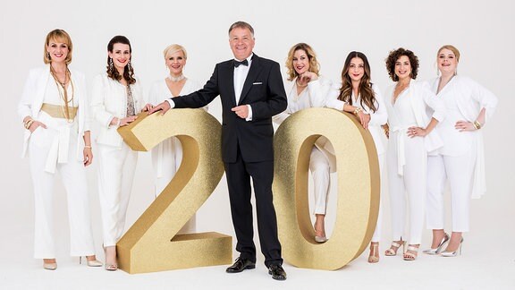 Das Team der Sachsenklinik posiert mit einer "20" zum Jubiläum der Serie.