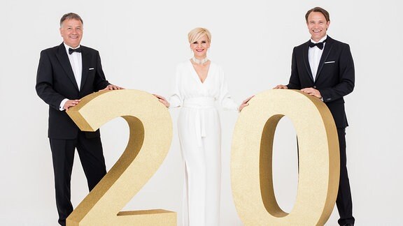 Das Team der Sachsenklinik posiert mit einer "20" zum Jubiläum der Serie.