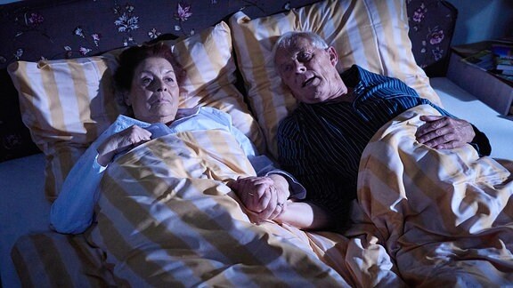 Auch Charlotte (Ursula Karusseit) und Otto (Rolf Becker) finden in dieser Nacht nicht in den Schlaf.