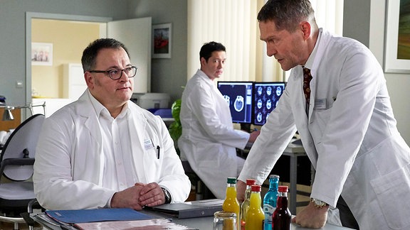 Dr. Kaminski (Udo Schenk, re.) spricht ernste Worte mit Hans-Peter Brenner (Michael Trischan, li.) im Ärztezimmer
