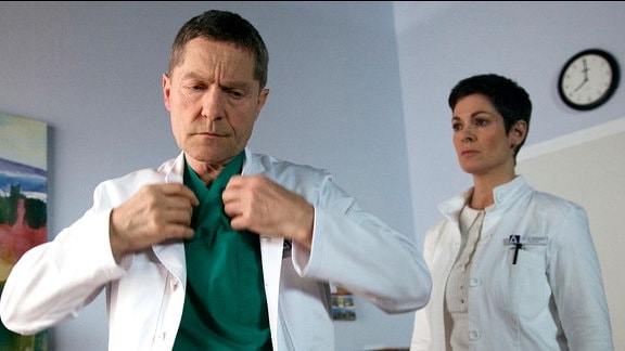 Dr. Elena Eichhorn (Cheryl Shepard) redet Dr. Kaminski (Udo Schenk) noch einmal ins Gewissen, er möge doch wenigstens eine Biopsie seines Tumors im Kopf machen lassen. Doch für Kaminski ist der Tumor nicht operabel und das sichere Todesurteil. Er bittet Elena seine Entscheidung zu akzeptieren.