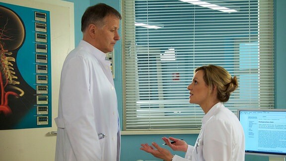Dr. Roland Heilmann (Thomas Rühmann) und Dr. Lea Peters (Anja Nejarri).