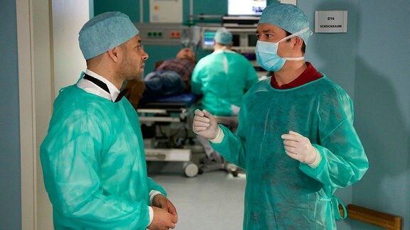 Dr. Philipp Brentano (Thomas Koch, re.) und Dr. Matteo Moreau (Mike Adler, re.) vor einem OP-Saal.