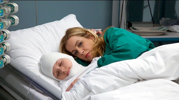 Sarah Marquardt liegt bei ihrem Sohn im Krankenbett.