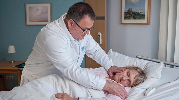Als Pfleger Hans-Peter Brenner (Michael Trischan) nach Carmen Esser (Sabine Werner) sehen will, findet er sie bewusstlos im Bett.