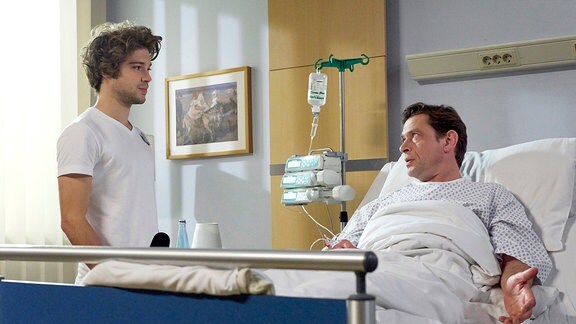 Simon Haas (Tom Mikulla, re.) und Kris (Jascha Rust, li.) im Krankenzimmer.