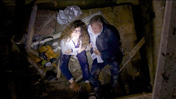 Sigrid Wolter und Harlad Jost sind in einen alten Treppenschacht gestürzt.