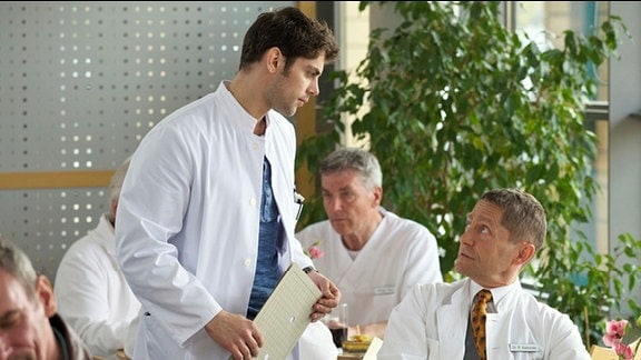 Da Dr. Niklas Ahrend (Roy Peter Link, li.) bei der Diagnose seiner hartnäckigen Patientin nicht weiterkommt, bittet er Dr. Rolf Kaminski (Udo Schenk, re.) um Hilfe.