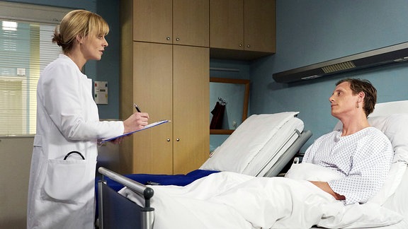 Als Jenne Derbeck (Patrick Kalupa) aufwacht, hat er mehr Interesse an seiner behandelnden Ärztin Dr. Lea Peters (Anja Nejarri) als an seinem Gesundheitszustand.