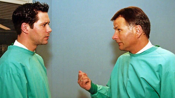 Dr. Brentano (Thomas Koch, links) und Dr. Heilmann (Thomas Rühmann) stehen vor einer lebensgefährlichen Operation, die auch ihre Karriere aufs Spiel setzen könnte!