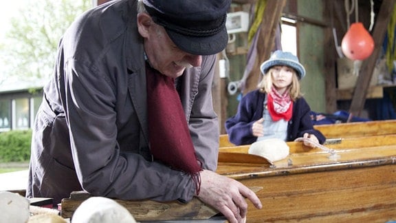 Carl Uhlemann und seine Enkelin Tabea arbeiten gemeinsam an ihrem Traum: einem eigenen Segelboot. Bei den Arbeiten erleidet Carl plötzlich einen Herzanfall. Seine Enkelin Tabea alarmiert die Rettungskräfte.