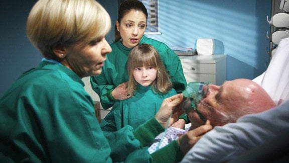 Die achtjährige Tabea ist schockiert, als Dr. Kathrin Globisch ihrem Opa Carl eine Beatmungsmaske aufsetzt. Schwester Arzu Ritter versucht, ihr die Angst zu nehmen.