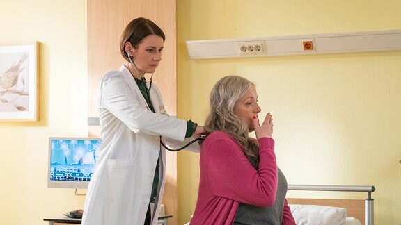 Eine Ärztin untersucht eine Patientin. 