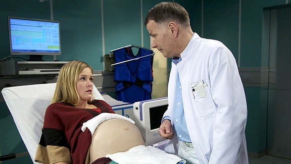 Dr. Roland Heilmanns (Thomas Rühmann) Untersuchungen haben ergeben, dass das Baby von Jasmin Schenk (Judith Hoersch) unverzüglich per Kaiserschnitt geholt werden muss. Die Herztöne sind so niedrig, dass das Ungeborene in Lebensgefahr schwebt.