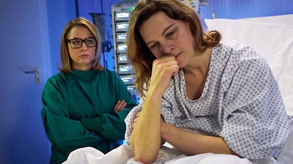 Svenja Kollmann sitzt verzweifelt in ihrem Krankenhausbett. Ihre Schwester ist zu Besuch.