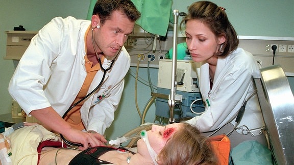 Paula Engel in der Notaufnahme - die Ärzte Maia Dietz (Ina Rudolph, re.) und Achim Kreutzer (Joachim Kretzer) untersuchen die Patientin.