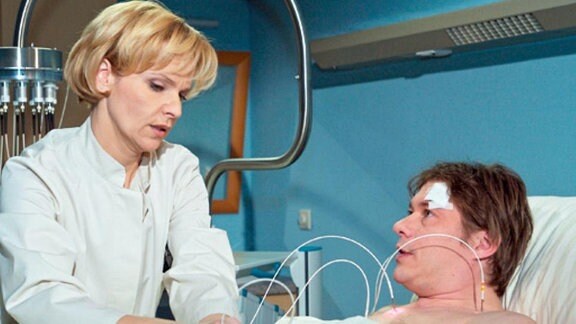 Dr. Globisch behandelt Armin Linses Schmerzen mit Laserakupunktur.