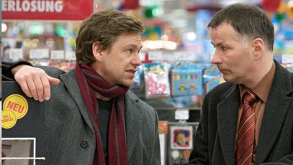 Roland und Viktor begegnen sich beim Einkaufen.