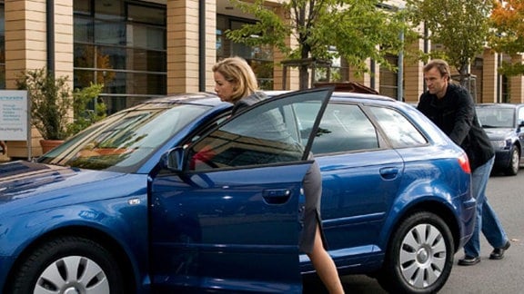 Martin Stein hilft Sarah Marquardt, das defekte Auto beiseite zu schieben.
