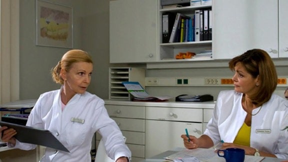 In der Klinik erkundigt sich Schwester Yvonne nach Ingrids Befinden.