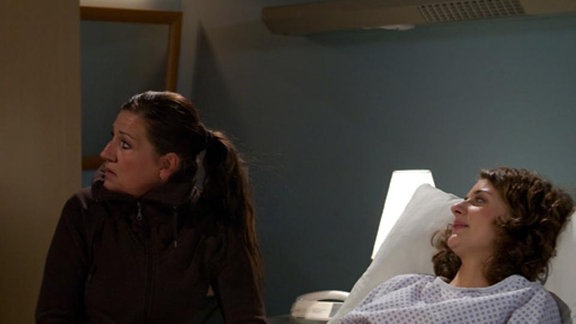 Die Mutter von Jana trifft in der Klinik auf Dr. Kaminski.