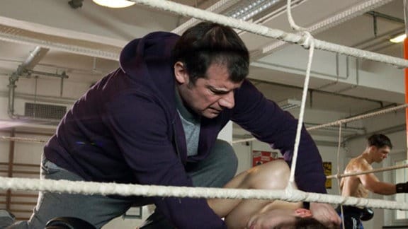 Beim Training wird der junge Boxer Mirko k.o. geschlagen.
